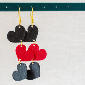 Hartjes oorbellen Zwart rood